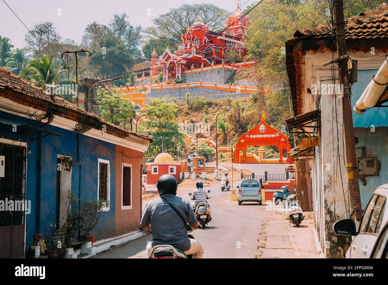 Panaji, Goa, Indien. Der Verkehr auf der Straße zum Hindu-Maruti-Tempel oder Hanuman-Tempel befindet sich in Panjim. Erbaut Zu Ehren Des Gottes Der Affen Haruman. Berühmtes Wahrzeichen Und Kulturerbe. Beliebtes Reiseziel Stockfoto