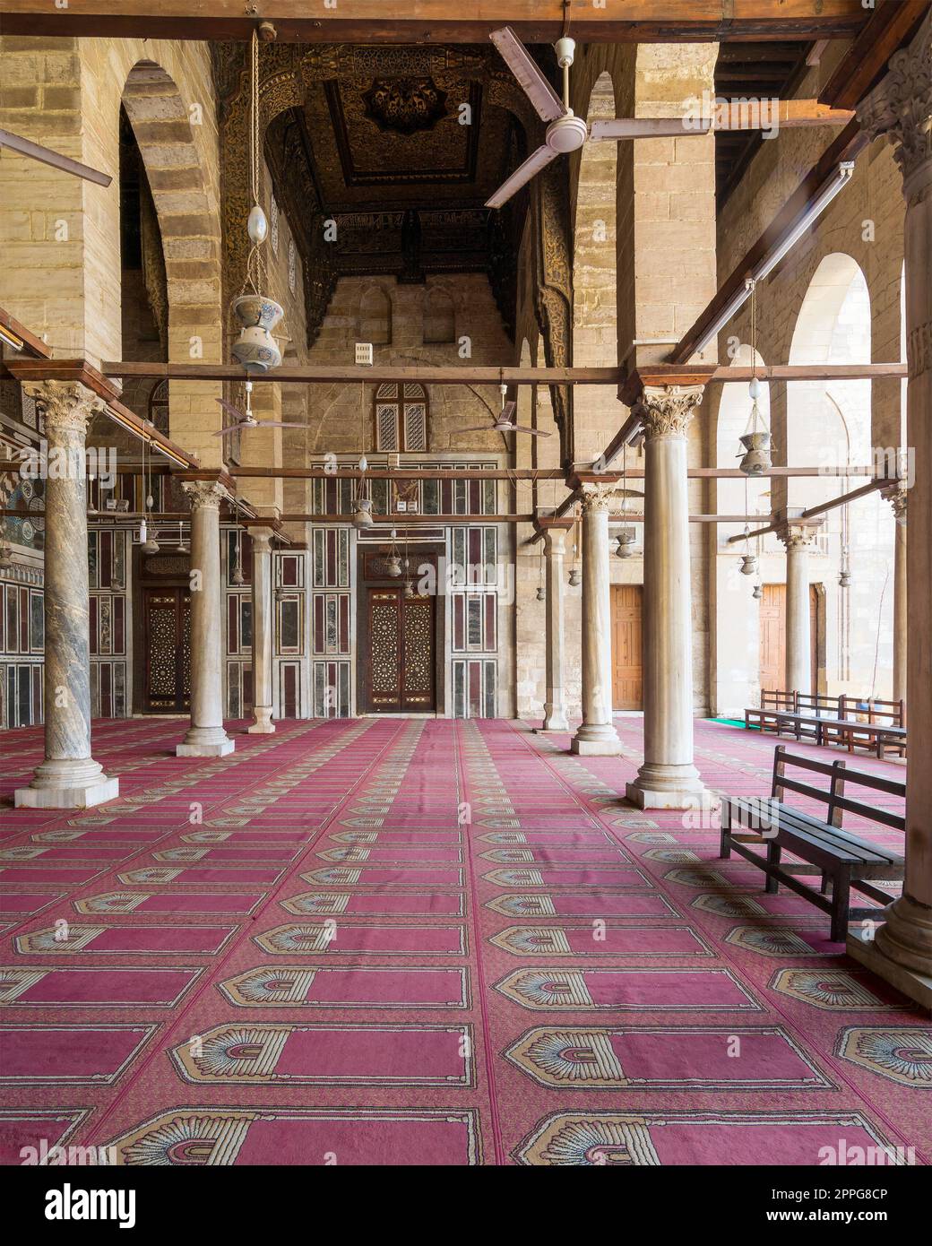 Korridor an der Moschee von Sultan Moaayad, endet mit farbenfroher Marmorwand und Holztür, Kairo, Ägypten Stockfoto