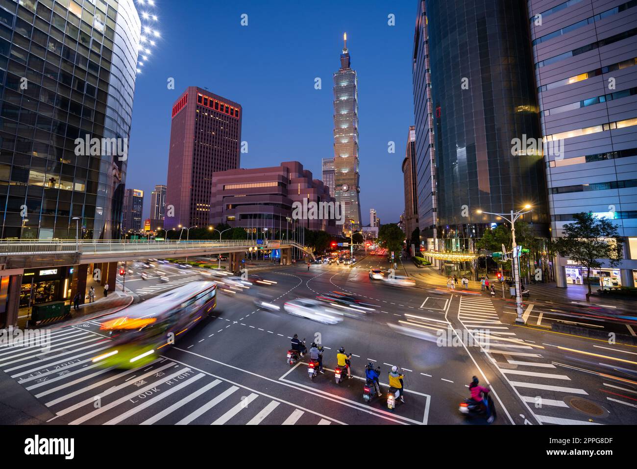 Taipei, Taiwan 09. April 2022: Skyline und Stadtleben bei Nacht Stockfoto