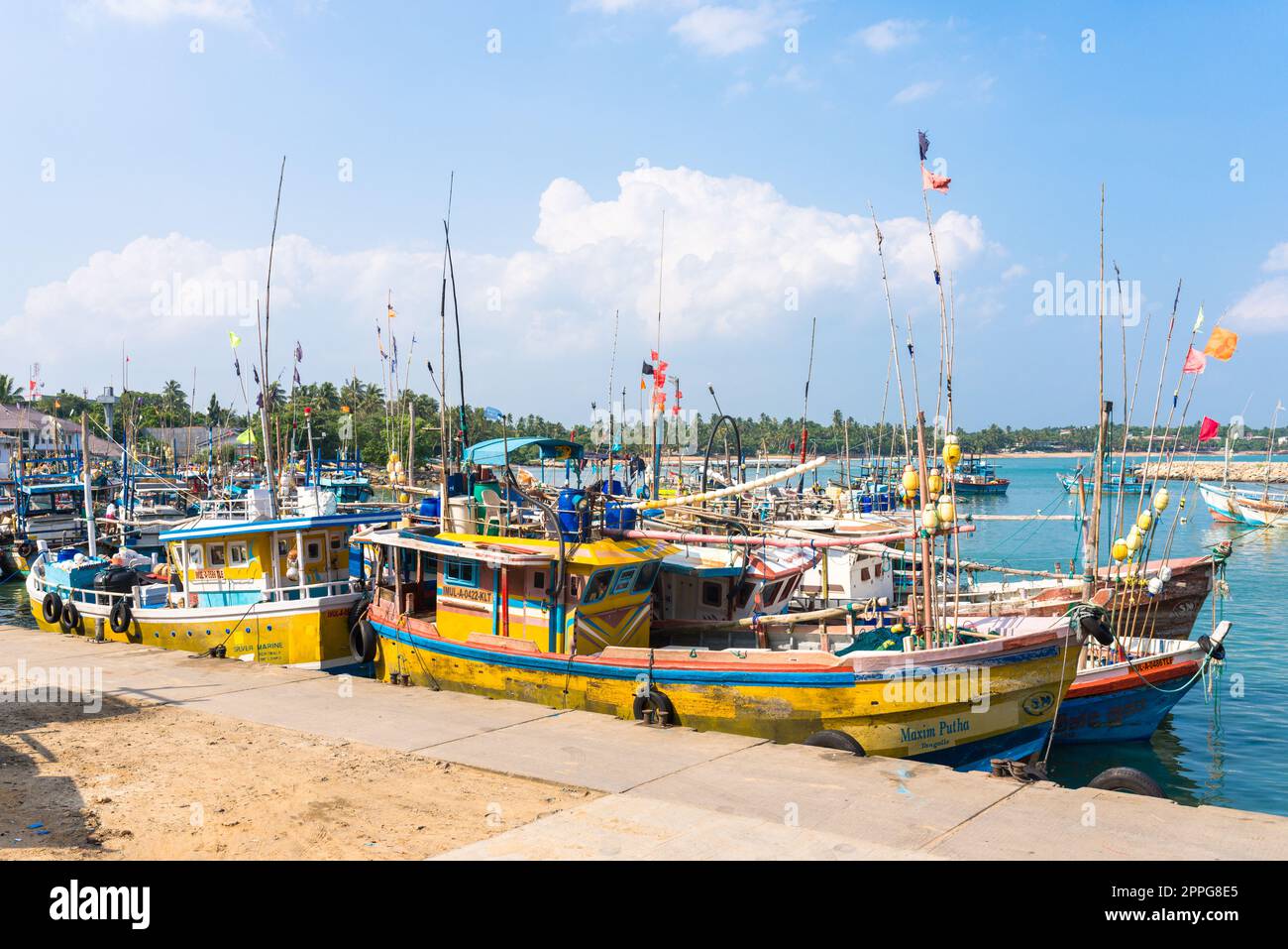 Fischerboote im Hafen von Tangalle, Sri Lanka Stockfoto