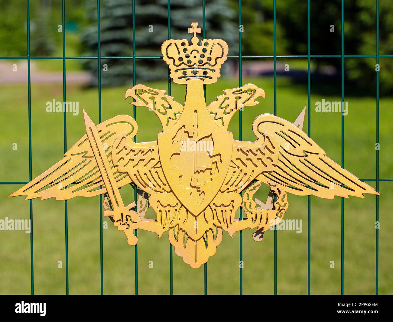 Ein Emblem der Streitkräfte der Russischen Föderation auf einem Metallzaun Stockfoto