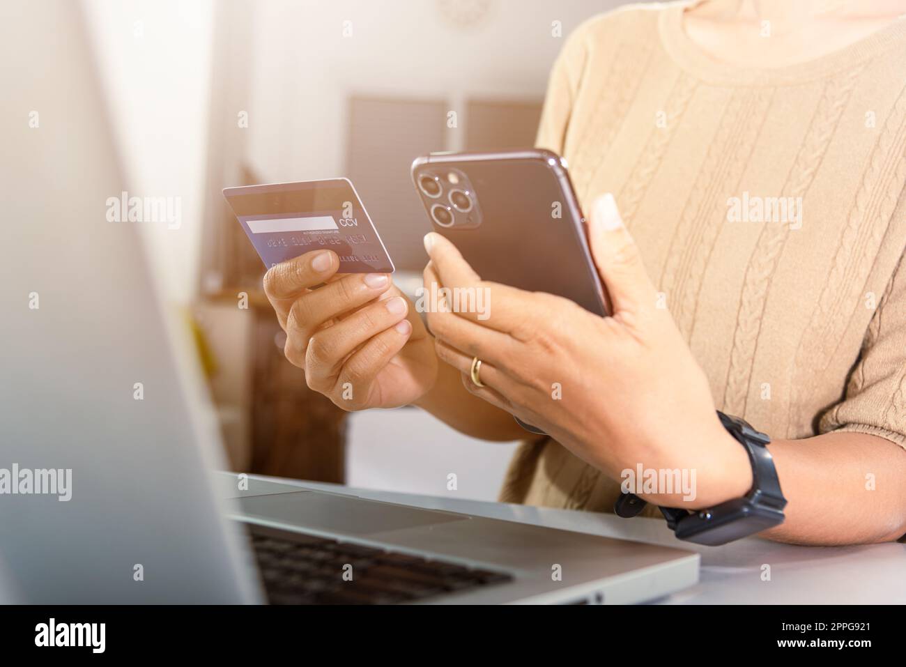Weibliche Registrierungen per Kreditkarte auf dem Mobiltelefon machen digitale Zahlungssicherheit online Stockfoto