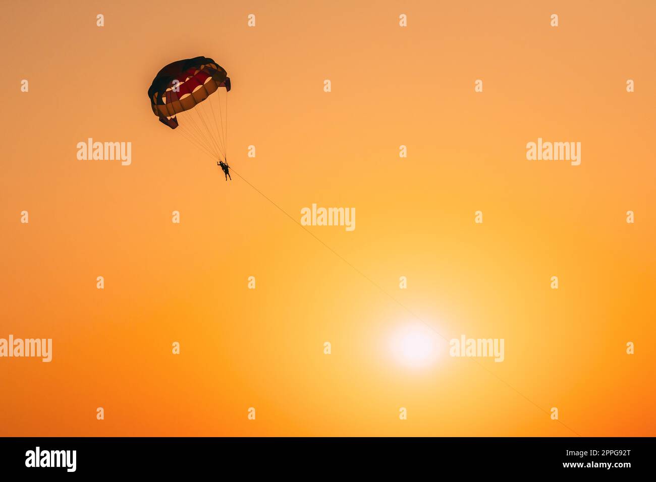 Parasailers Fliegen Auf Farbenfrohen Fallschirmen Im Sunset Sunrise Sky. Aktives Hobby. Sonnenschein Stockfoto