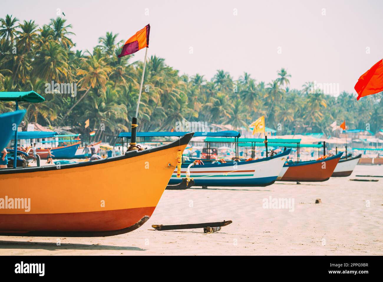 Canacona, Goa, Indien. Fischerboote Mit Flaggen Geparkt Am Berühmten Palolem Strand Im Sommer Sonnentag Stockfoto