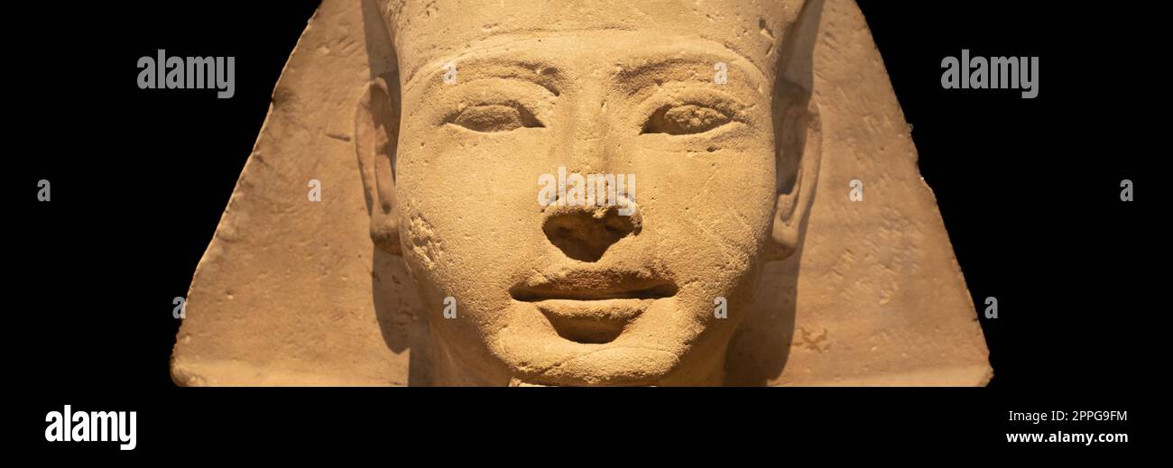 Ägyptische Archäologie. Alte Sphinx in Sandstein, der den pharao darstellt, kopieren Raum. Stockfoto