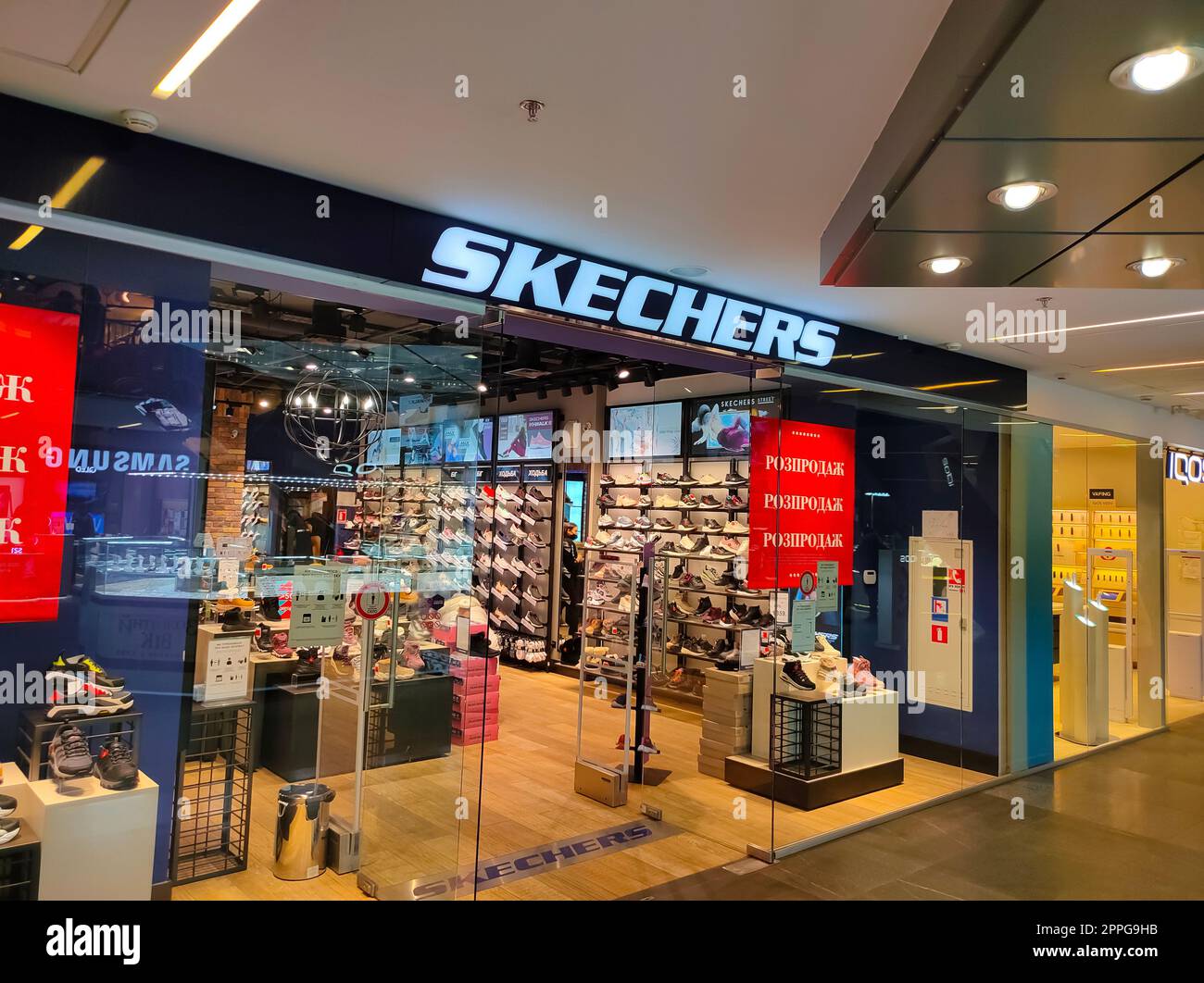 Kiyv, Ukraine - 30. August 2020: Zeichen von Skechers im Shop Stockfoto