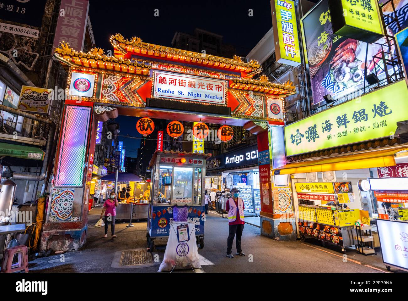 Taipeh, Taiwan, 27. September 2022: Raohe St. Nachtmarkt in Taipeh (Taiwan) Stockfoto