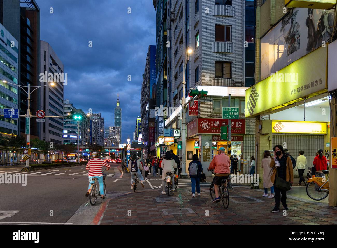 Taipei, Taiwan 09. März 2022: Taipeh City Street at night Stockfoto