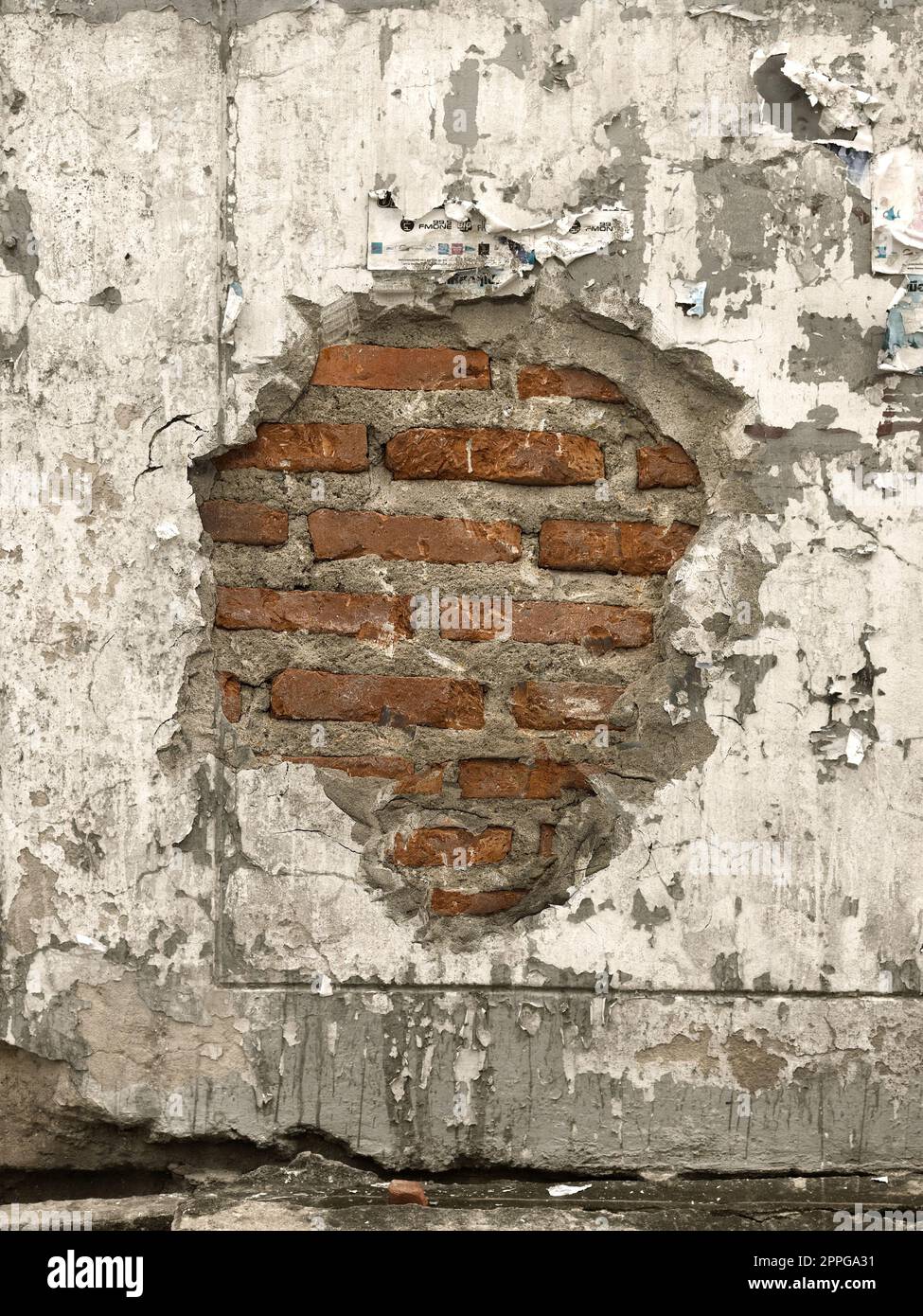 Alte Betonwand mit zerbrochenen Fliesen, verwenden Sie als Horror Szene Stockfoto