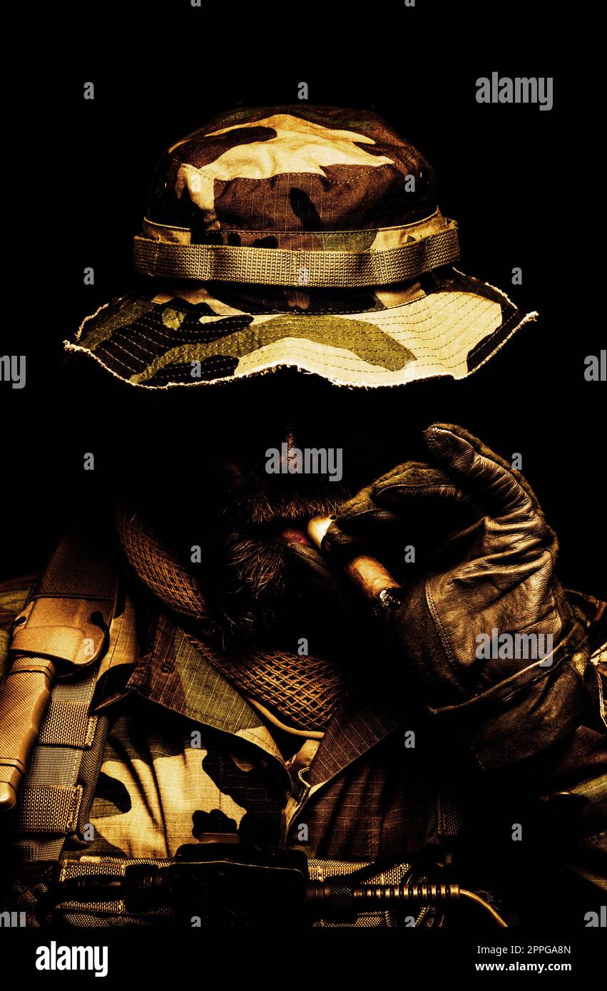 Commando Soldat in boonie Hut rauchen Zigarre Stockfoto