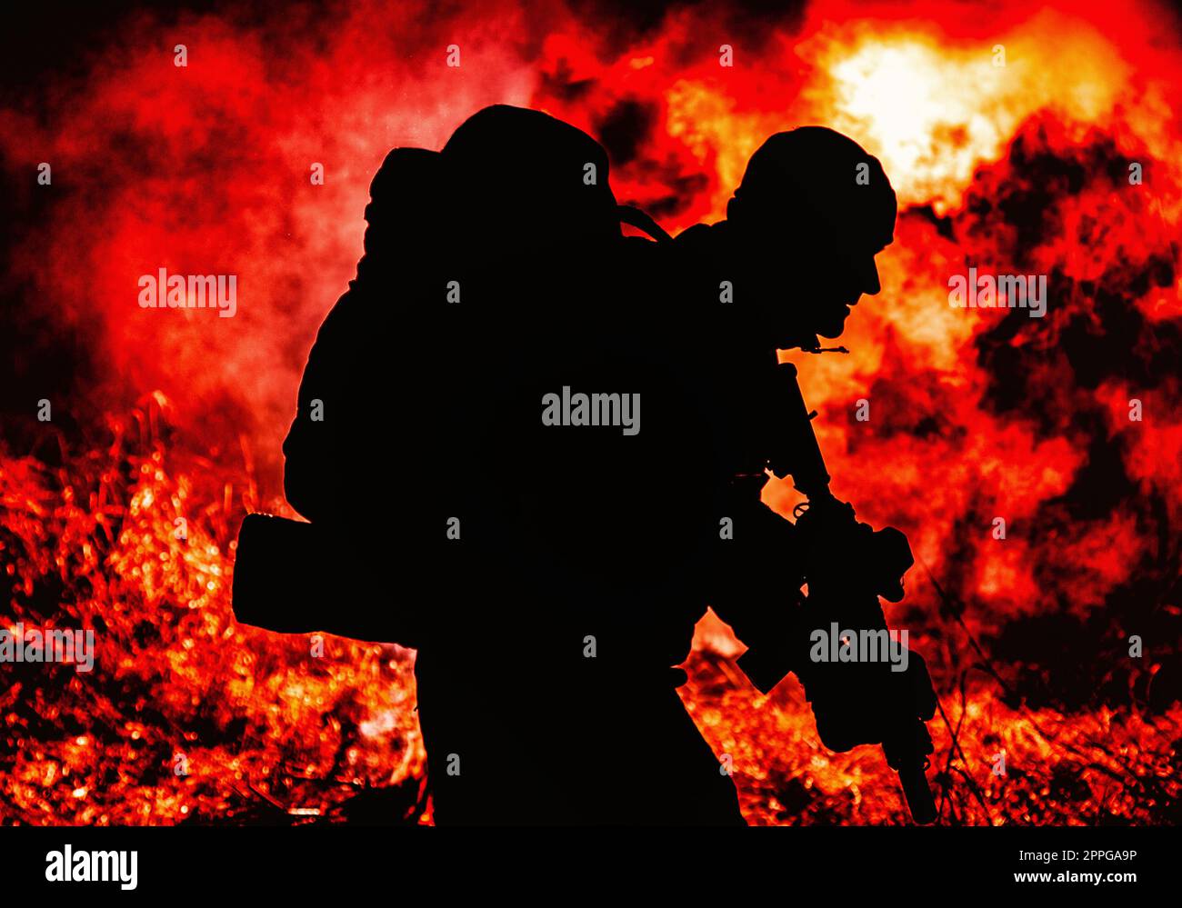Silhouette der Armee Soldat auf brennende Schlachtfeld Stockfoto