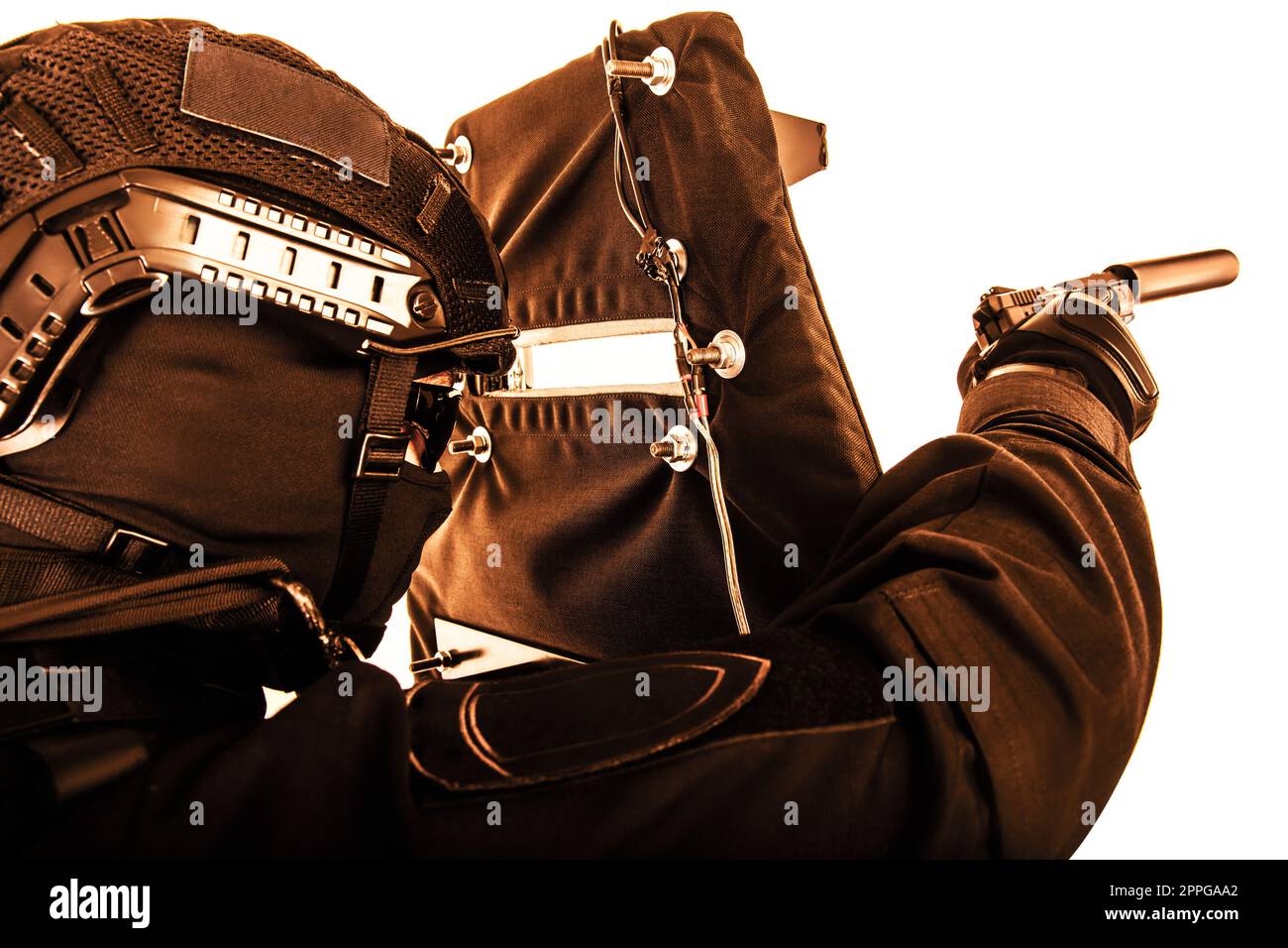 Bewaffneten SWAT fighter Verstecken hinter ballistischer Schutz Stockfoto