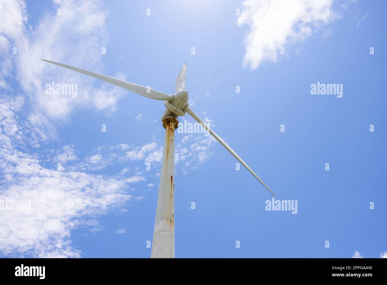 Windturbine über dem blauen Himmel Stockfoto