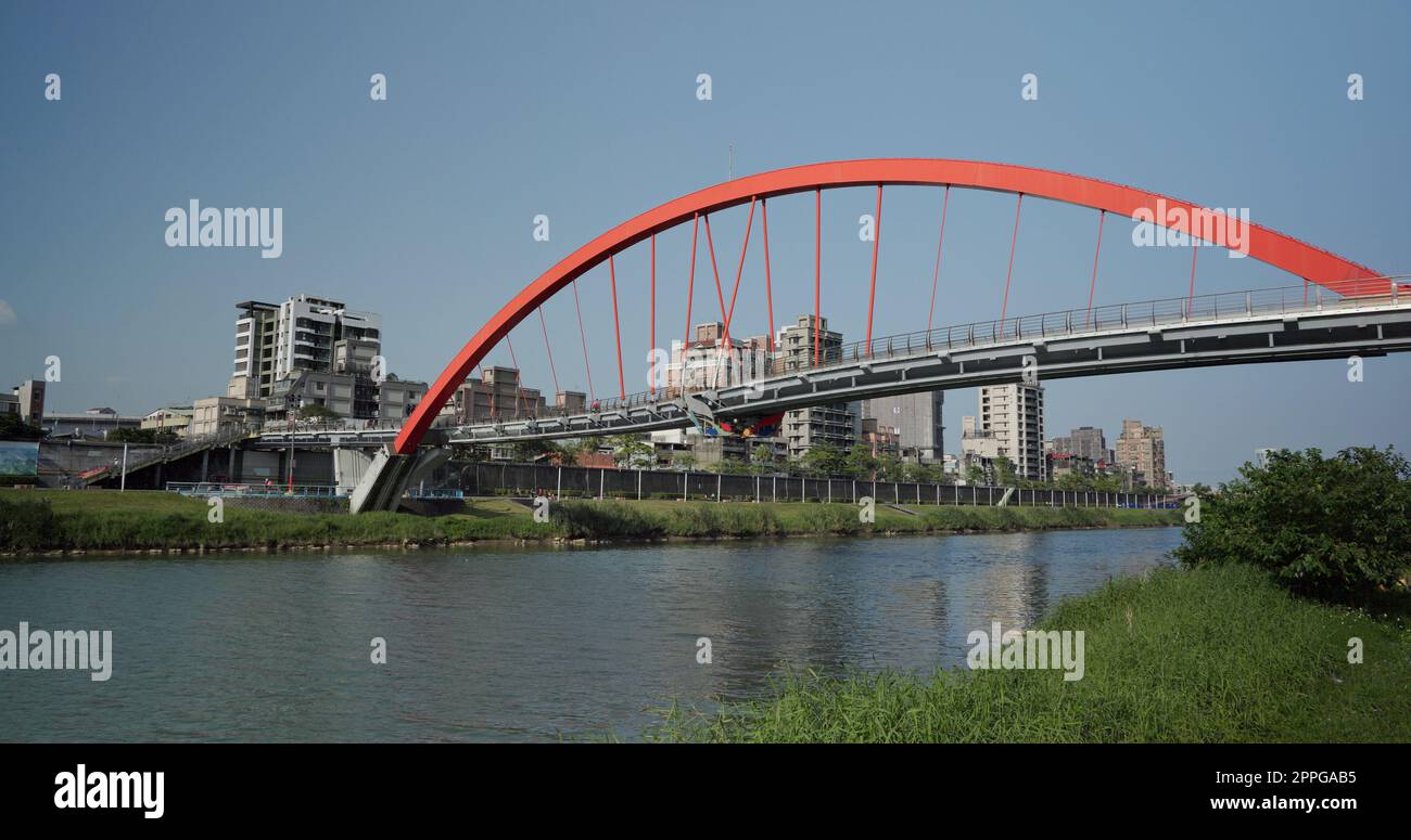 Taipei, Taiwan, 04. März 2022: Regenbogenbrücke über den Keelung River Stockfoto