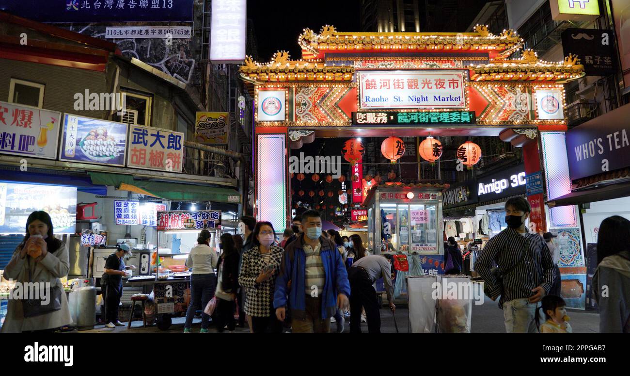 Taipei, Taiwan, 12. März 2022: Straßenmarkt Raohe St. in Taipeh bei Nacht Stockfoto