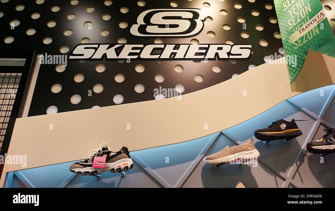 Kiyv, Ukraine - 2. August 2020: Zeichen von Skechers im Shop Stockfoto