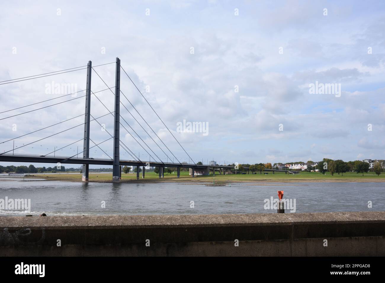 Knie-Brücke über den Rhein in Düsseldorf, NRW, Deutschland Stockfoto