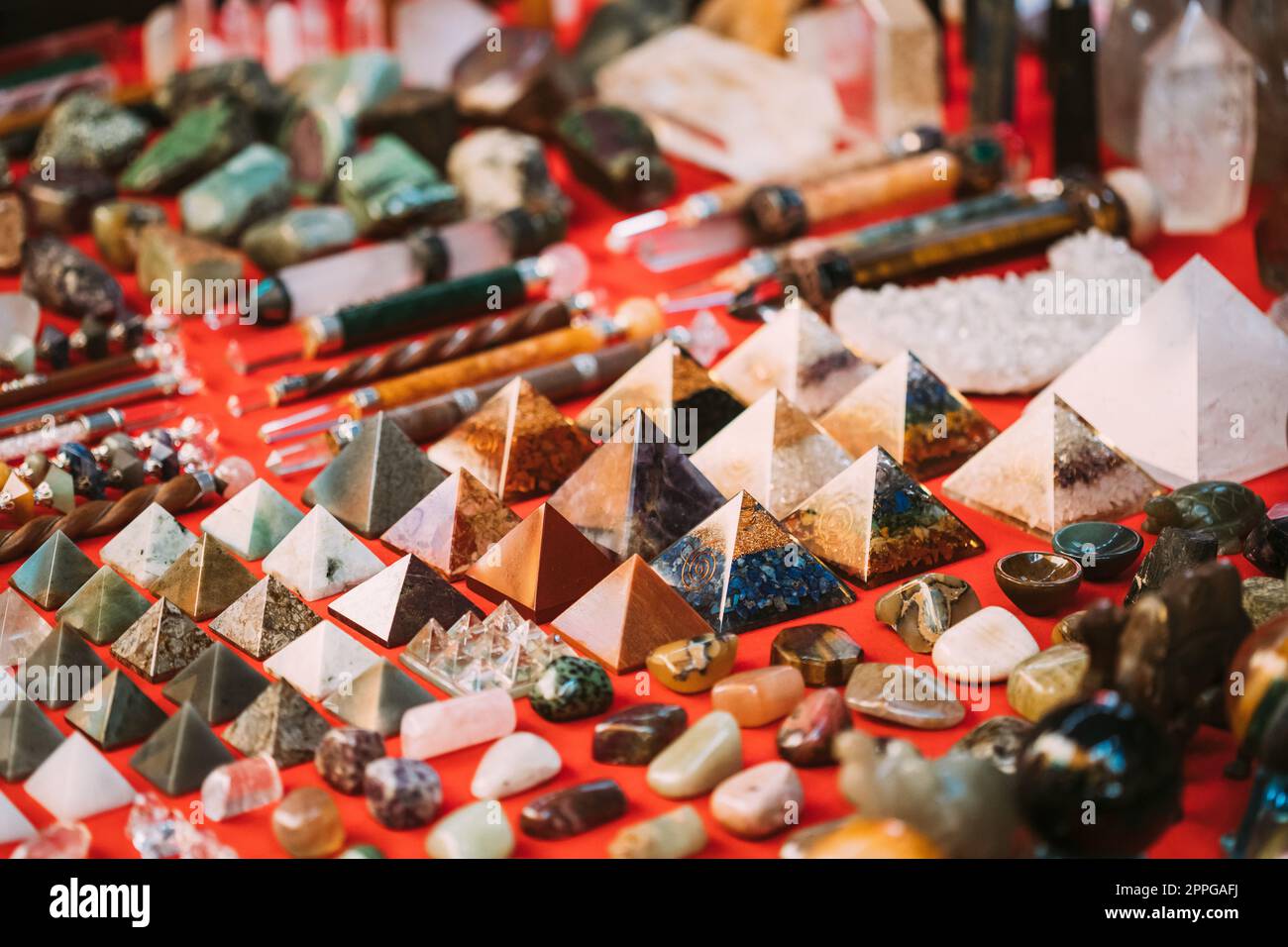 Goa, Indien. Set Aus Indischen Chakra-Pyramiden Aus Quarz-Naturkristall. Steinpyramiden Auf Dem Lokalen Goa-Markt. Beliebte Souvenirs Aus Indien Stockfoto