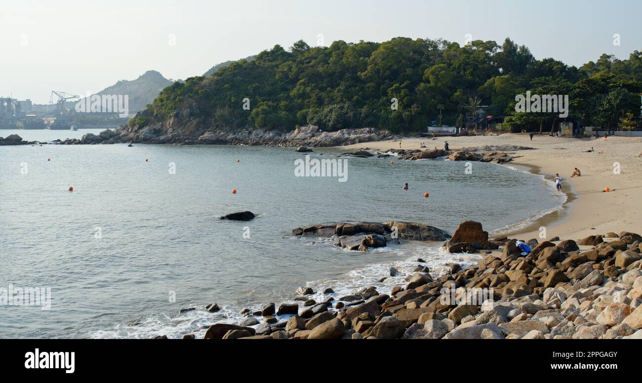 Lamma Island, Hongkong 24. Oktober 2019: Sandstrand und Berginsel Stockfoto