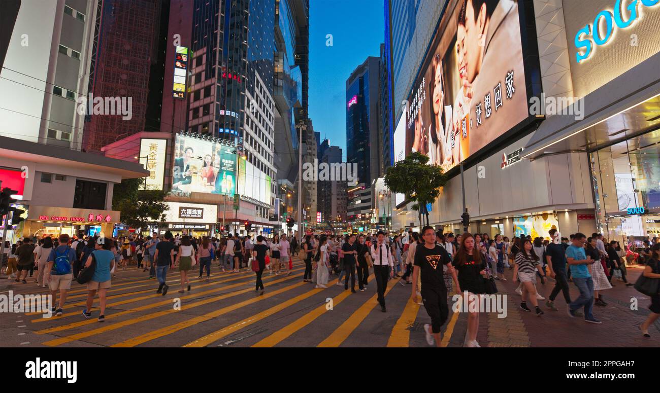 Causeway Bay, Hongkong 15. Juli 2019: Abends auf der Straße in Hongkong Stockfoto