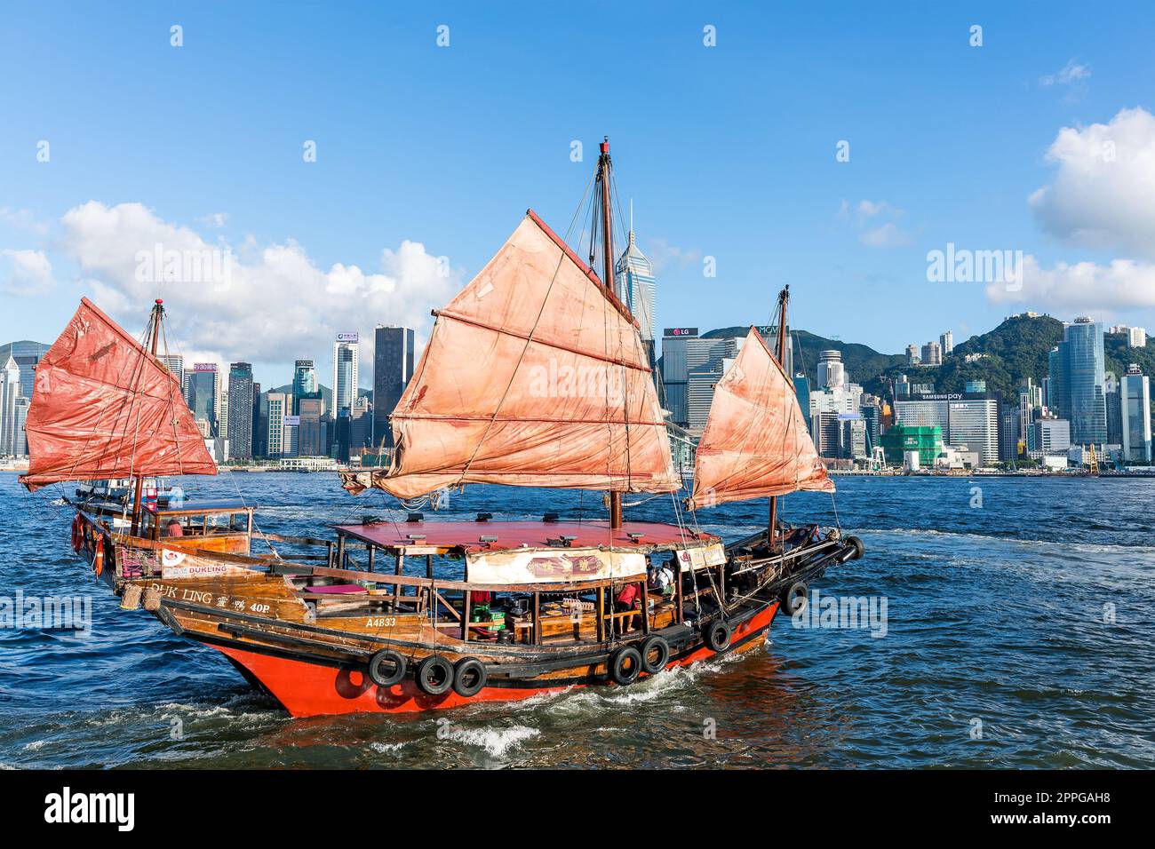 Hongkong, 07. Juni 2017: Rote Segelschrott im Hafen von Hong Kong victoria Stockfoto