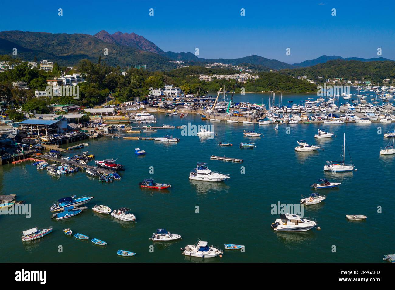 Sai Kung, Hongkong 29. November 2019: Blick von oben auf den Yachtclub Stockfoto