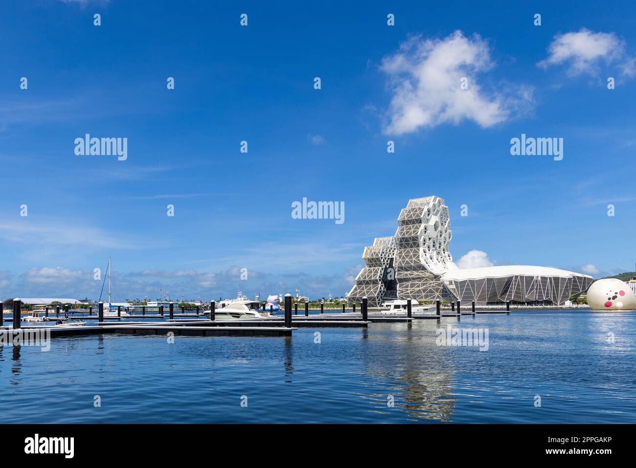 Kaohsiung, Taiwan, 27. August 2022: Kaohsiung Harbour Bay Skyline in Taiwan Stockfoto