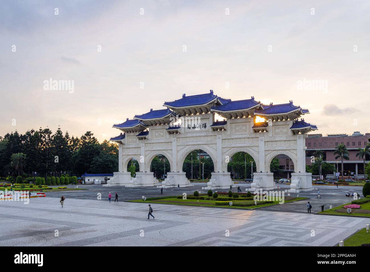 Taipei, Taiwan 17. März 2022: Das Haupttor der Chiang Kai Shek Memorial Hall in Taiwan bei Sonnenuntergang Stockfoto