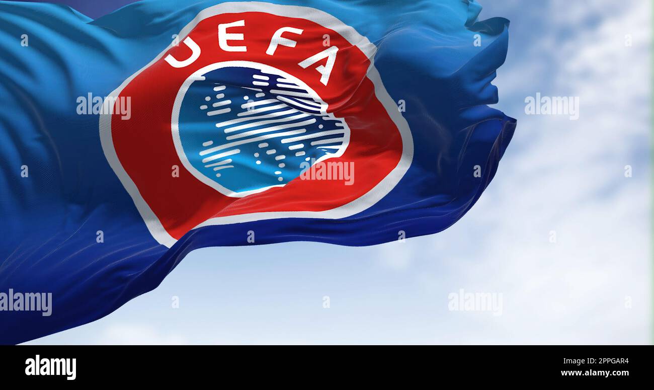 Die Flagge mit dem UEFA-Logo, die im Wind winkt Stockfoto