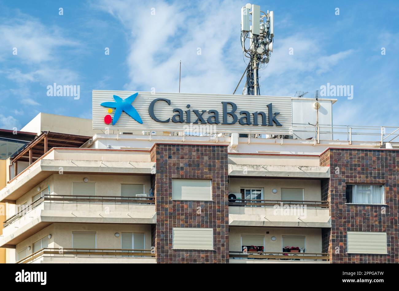 ESTEPONA, SPANIEN - 12. OKTOBER 2021: Logo der Caixa Bank auf einem Gebäude in Estepona, einer Stadt an der Costa del Sol, Südspanien. CaixaBank ist ein spanisches multinationales Finanzdienstleistungsunternehmen Stockfoto