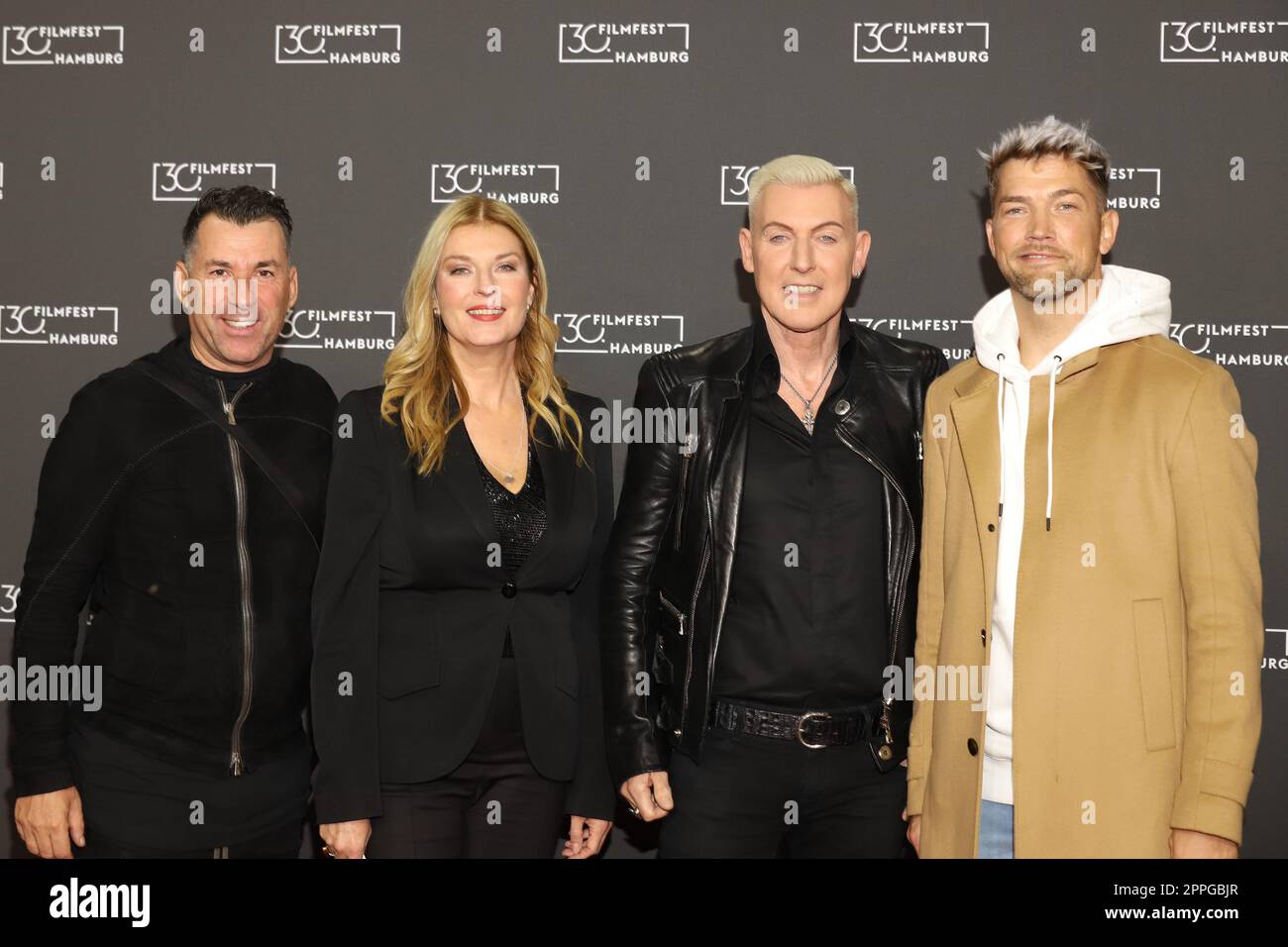 f.l. Michael Simon (Sccoter), Cordula Kablitz-Post (Direktor), Hans Peter GEERDES alias H.P. Baxxter (Scooter) und Sebastian Schilde (Scooter) 'FCK 2020 - zweieinhalb Jahre mit Scooter' Filmfest Hamburg, Cinemaxx Dammtor, Hamburg,01.10.2022 Stockfoto