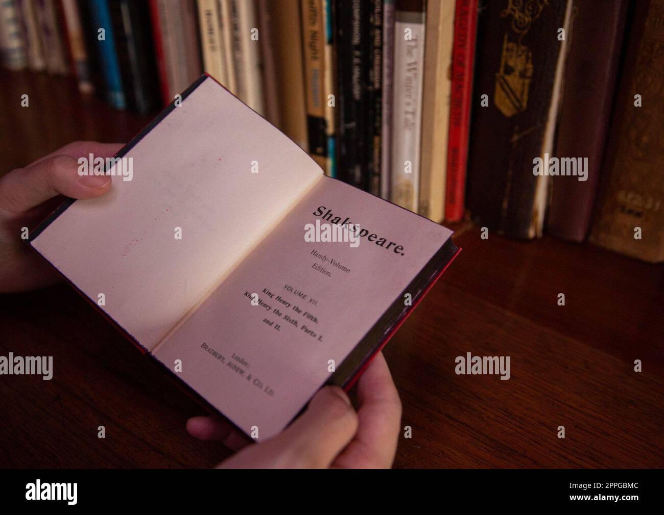 (230424) -- SYDNEY, 24. April 2023 (Xinhua) -- Dieses Foto wurde am 24. April 2023 aufgenommen und zeigt ein Buch, das im Shakespeare Room in der State Library of New South Wales in Sydney, Australien, ausgestellt ist. Als älteste Bibliothek Australiens begann die State Library of New South Wales (NSW) am Montag, den Shakespeare Room sieben Tage die Woche für die Öffentlichkeit zum ersten Mal in der Geschichte zu öffnen. Die NSW State Library heißt Besucher in einem Social-Media-Beitrag willkommen und sagte, dass der Raum im Tudor-Stil, der Anfang der 1940er Jahre eröffnet wurde, zur Erinnerung an den 300. Todestag von Shakespeare gebaut wurde. Stockfoto