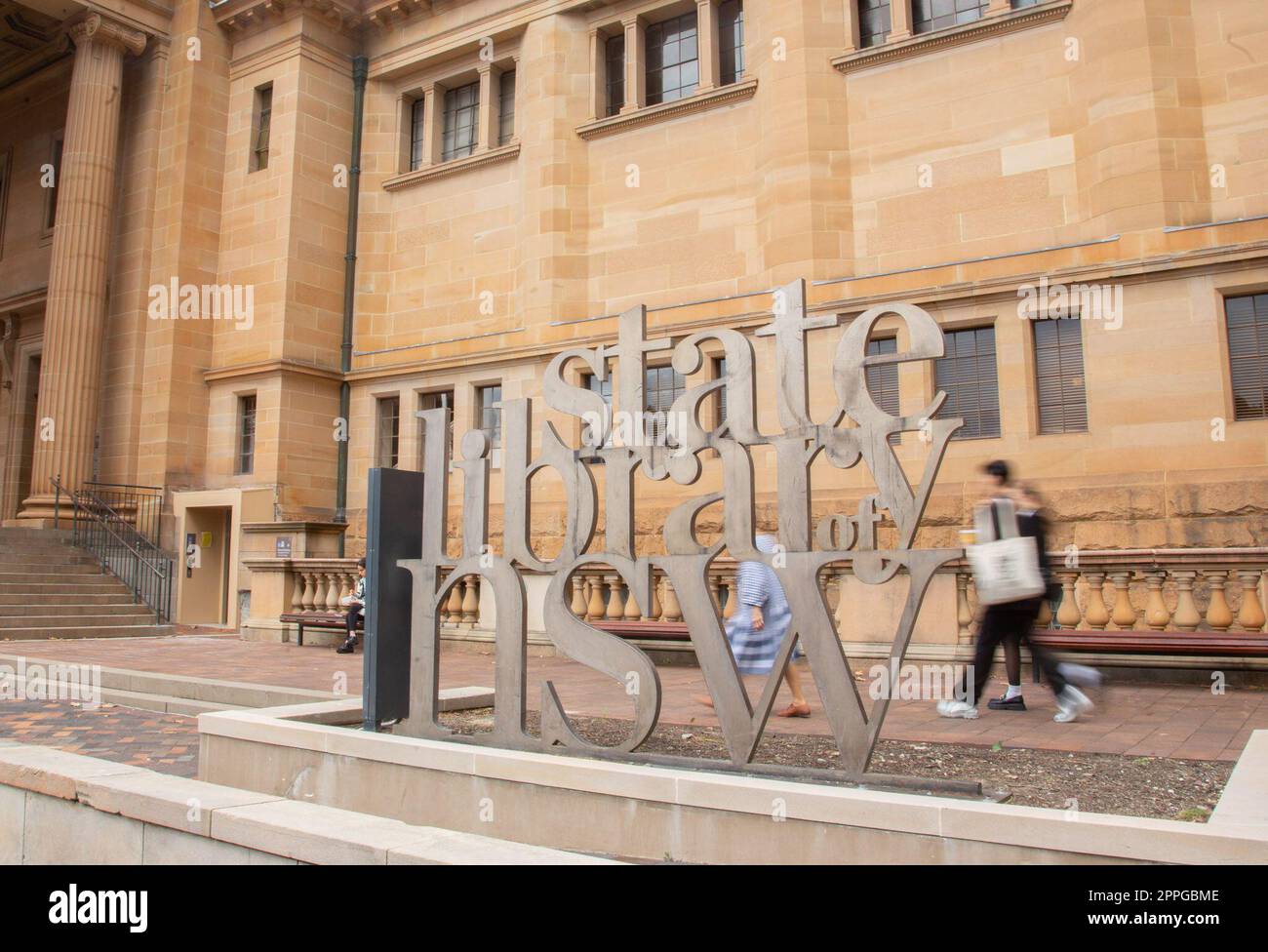 Sydney, Australien. 24. April 2023. Am 24. April 2023 passieren Besucher das Schild der State Library of New South Wales in Sydney, Australien. Als älteste Bibliothek Australiens begann die State Library of New South Wales (NSW) am Montag, den Shakespeare Room sieben Tage die Woche für die Öffentlichkeit zum ersten Mal in der Geschichte zu öffnen. Die NSW State Library heißt Besucher in einem Social-Media-Beitrag willkommen und sagte, dass der Raum im Tudor-Stil, der Anfang der 1940er Jahre eröffnet wurde, zur Erinnerung an den 300. Todestag von Shakespeare gebaut wurde. Kredit: Xinhua/Alamy Live News Stockfoto