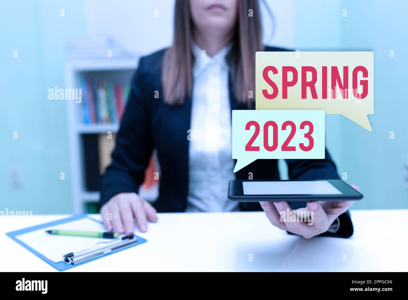 Schreiben des Textes Spring 2023. Geschäftskonzept Jahreszeit, in der die Blumen nach der Wintersaison aufsteigen Stockfoto