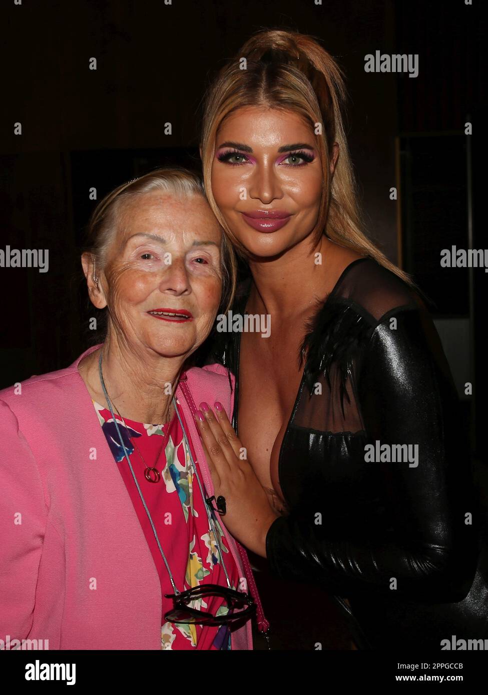 Erotikmodell Micaela SchÃ¤fer mit ihrer Oma Christel auf der 25