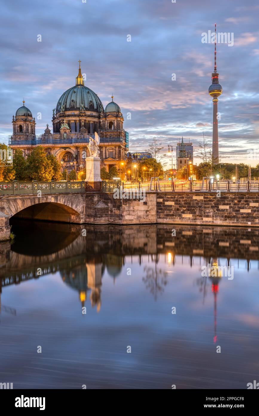 Der Berliner Dom mit dem berühmten Fernsehturm vor Sonnenaufgang Stockfoto