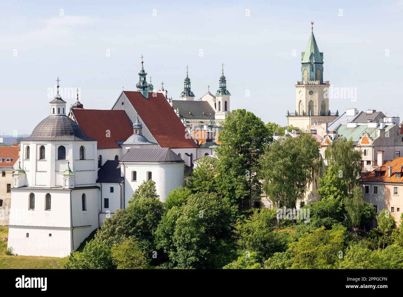 Blick aus der Vogelperspektive auf die Stadt mit dem Kloster der Dominikanischen Väter, St. Johannes der Täufer-Kathedrale und Trinitär-Turm, Lublin, Polen Stockfoto