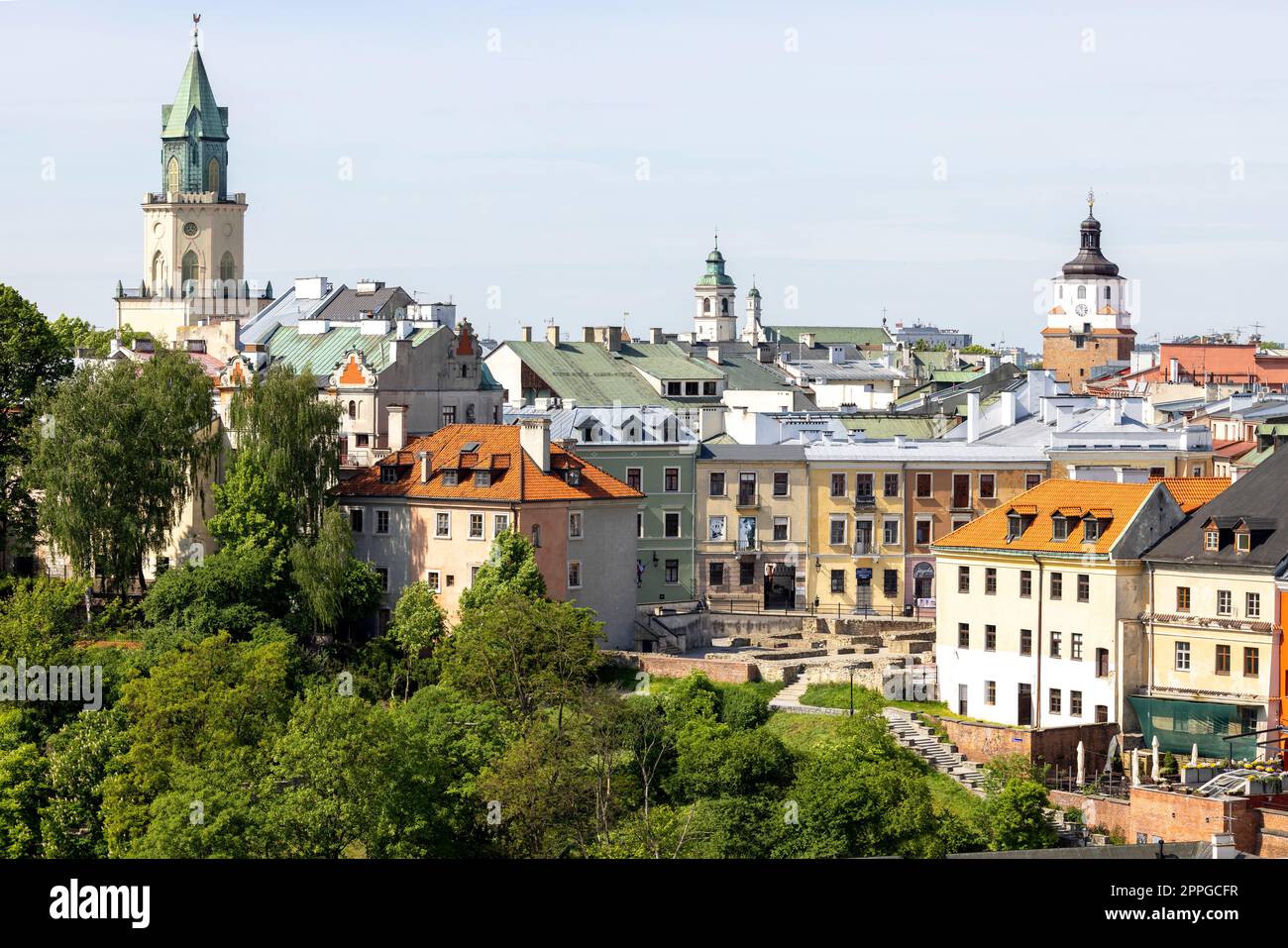 Blick aus der Vogelperspektive auf den Alten Gemeindeplatz und den Trinitarian Tower in Lublin, Polen Stockfoto