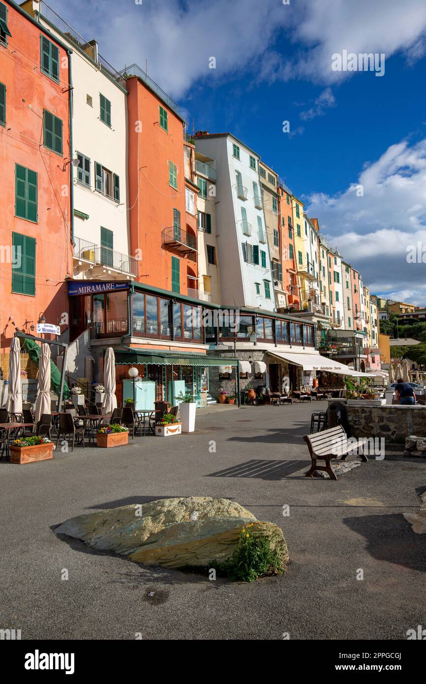 Blick auf typische bunte Häuser, Riviera di Levante, Porto Venere, Italien Stockfoto