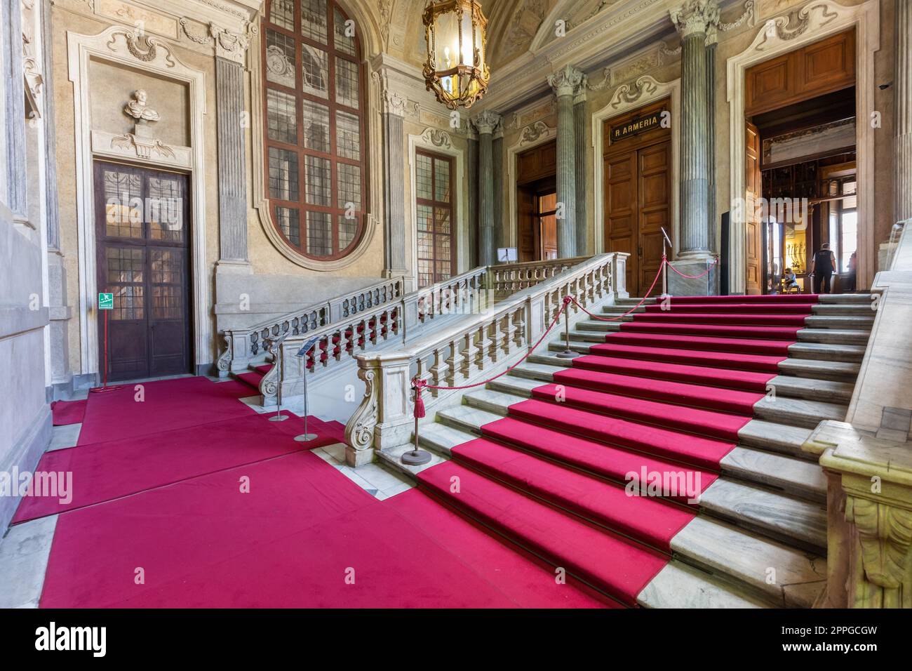 Marmortreppe im historischen Palast mit luxuriösem Interieur - Savoia Royal Palace, Turin, Italien Stockfoto