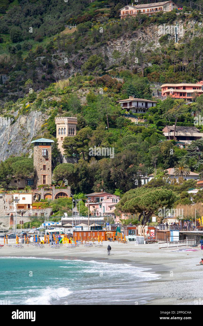 Blick auf das Meer und typische farbenfrohe Häuser in einem kleinen Dorf, Riviera di Levante, Monterosso, Cinque Terre, Italien Stockfoto