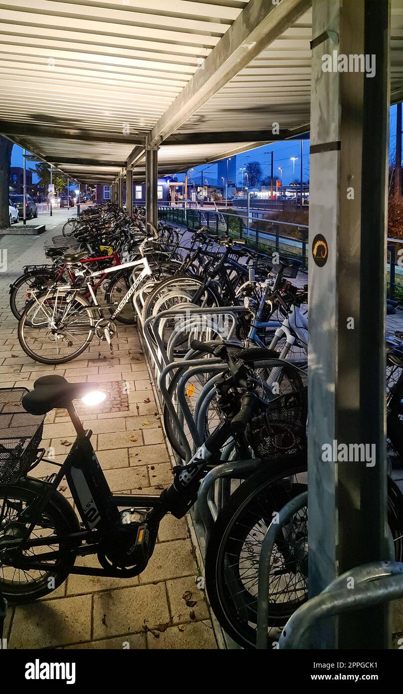 Kiel, Deutschland - 25. November 2022: Fahrräder auf einem Parkplatz in der Stadt bei Nacht. Stockfoto