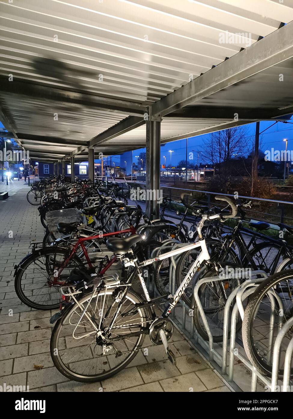 Kiel, Deutschland - 25. November 2022: Fahrräder auf einem Parkplatz in der Stadt bei Nacht. Stockfoto