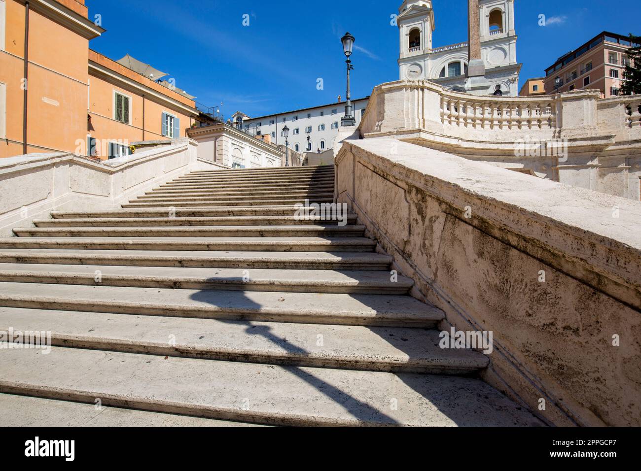 Spanische Treppe aus dem 18. Jahrhundert auf der Piazza di Spagna und Renaissancekirche Trinita dei Monti, Rom, Italien Stockfoto