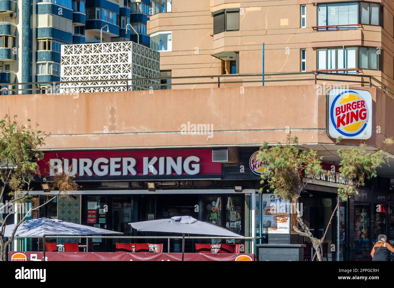 FUENGIROLA, SPANIEN - 8. OKTOBER 2021: Fassade eines Burger King Restaurants in Fuengirola, Spanien. Burger King ist eine bekannte amerikanische Kette von Hamburger Fast Food Restaurants Stockfoto