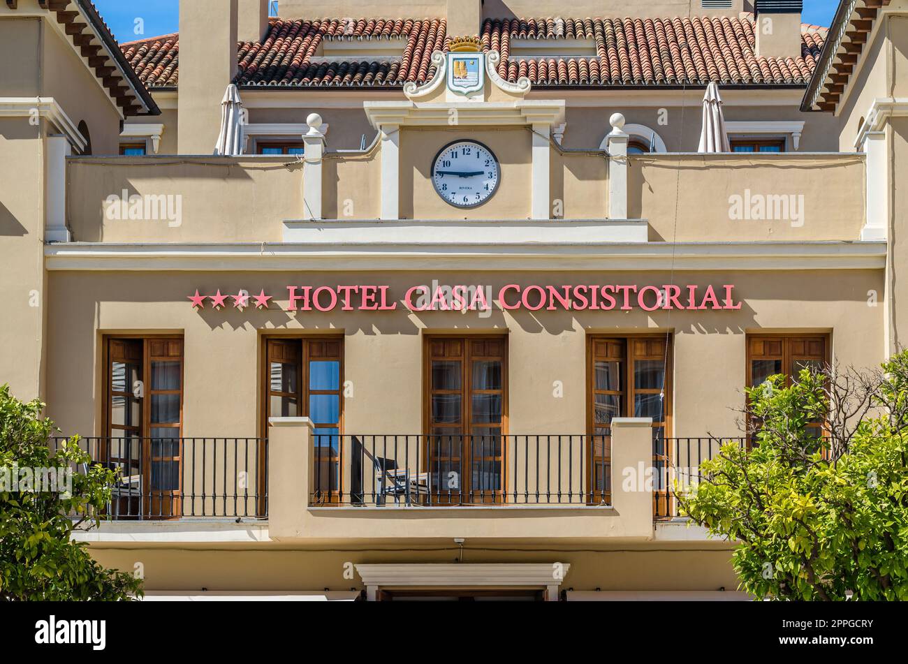 FUENGIROLA, SPANIEN - 10. OKTOBER 2021: Fassade des Hotel Casa Consistorial in Fuengirola, Andalusien, Südspanien das Hotel im mediterranen Stil befindet sich im alten Rathaus, das 1868 erbaut wurde Stockfoto