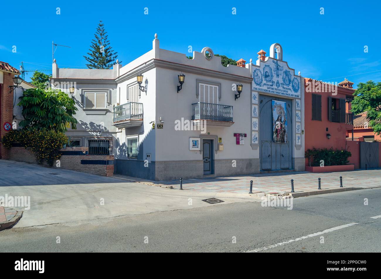 FUENGIROLA, SPANIEN - 8. OKTOBER 2021: Kirche Hermandad del Yacente in der Stadt Fuengirola, Andalusien, Südspanien Stockfoto