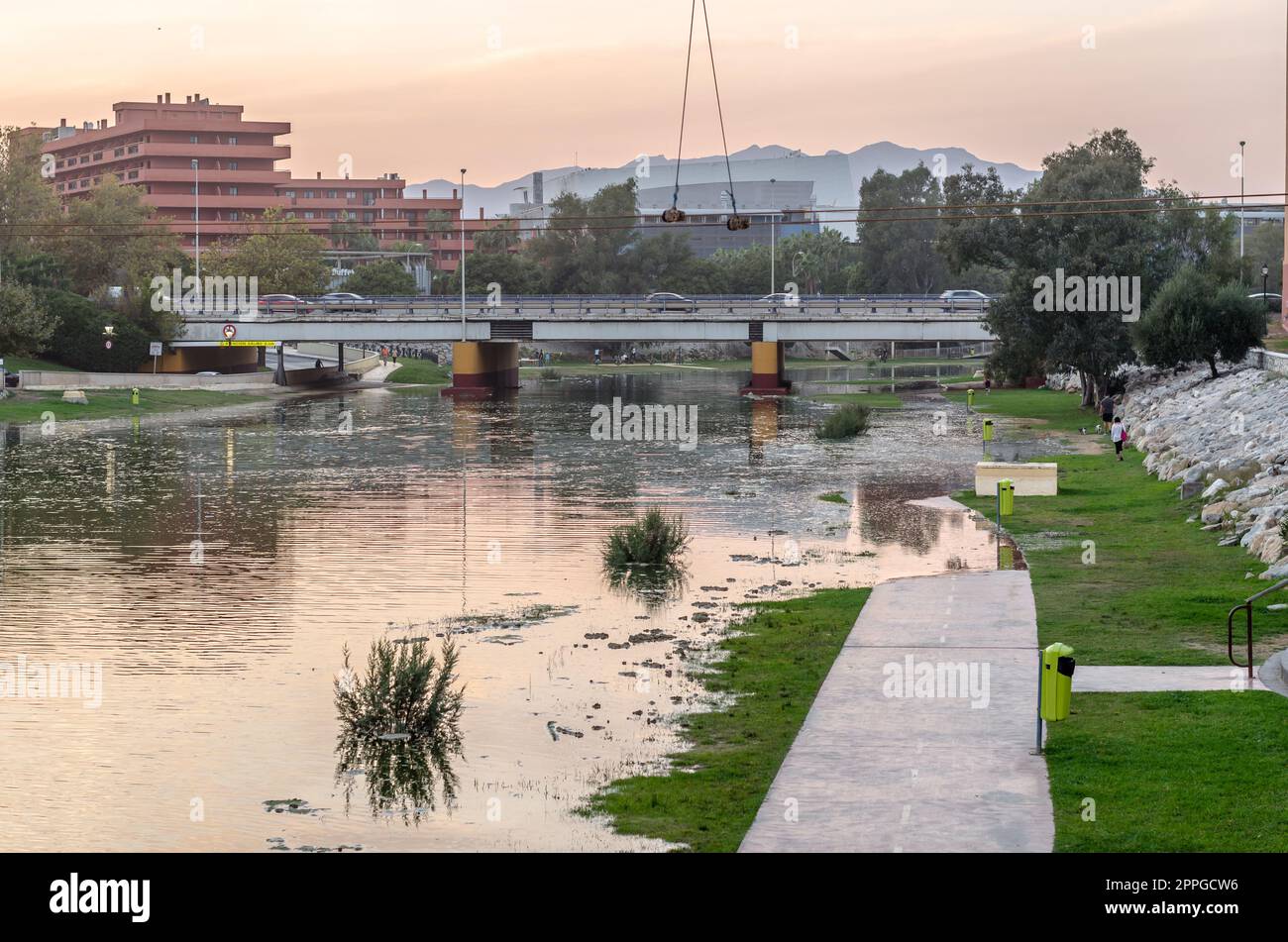 FUENGIROLA, SPANIEN - 11. OKTOBER 2021: Überschwemmungsgebiet am Ufer des Flusses Fuengirola während eines Sturms in der Stadt Fuengirola, Andalusien, Südspanien Stockfoto