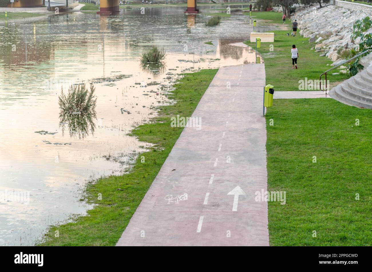 FUENGIROLA, SPANIEN - 11. OKTOBER 2021: Überschwemmungsgebiet am Ufer des Flusses Fuengirola während eines Sturms in der Stadt Fuengirola, Andalusien, Südspanien Stockfoto