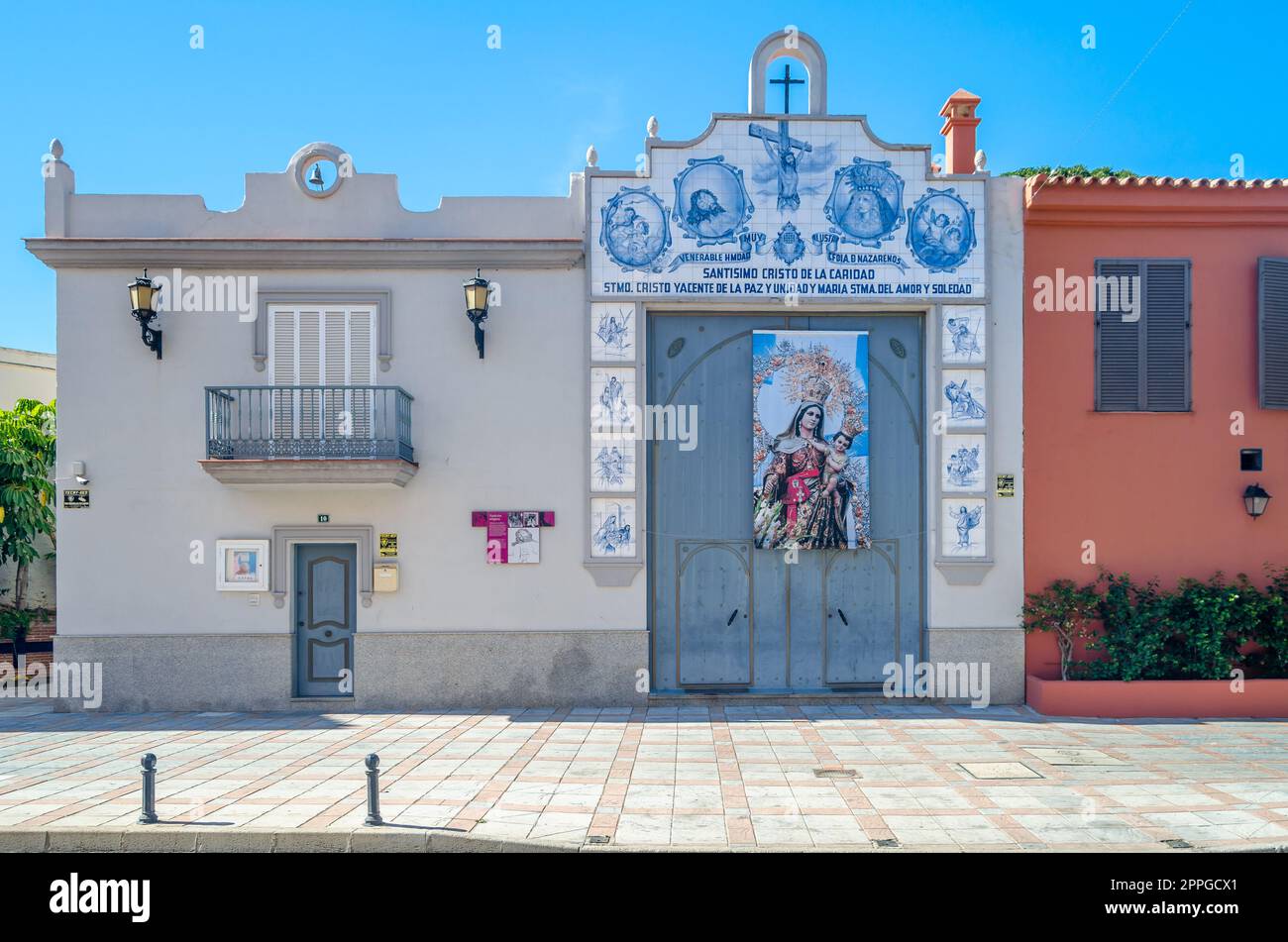 FUENGIROLA, SPANIEN - 8. OKTOBER 2021: Kirche Hermandad del Yacente in der Stadt Fuengirola, Andalusien, Südspanien Stockfoto